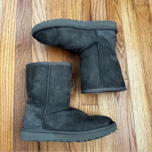 UGG Classic Short Grey Sheepskin Boots Size 9 - Picture 1 of 10